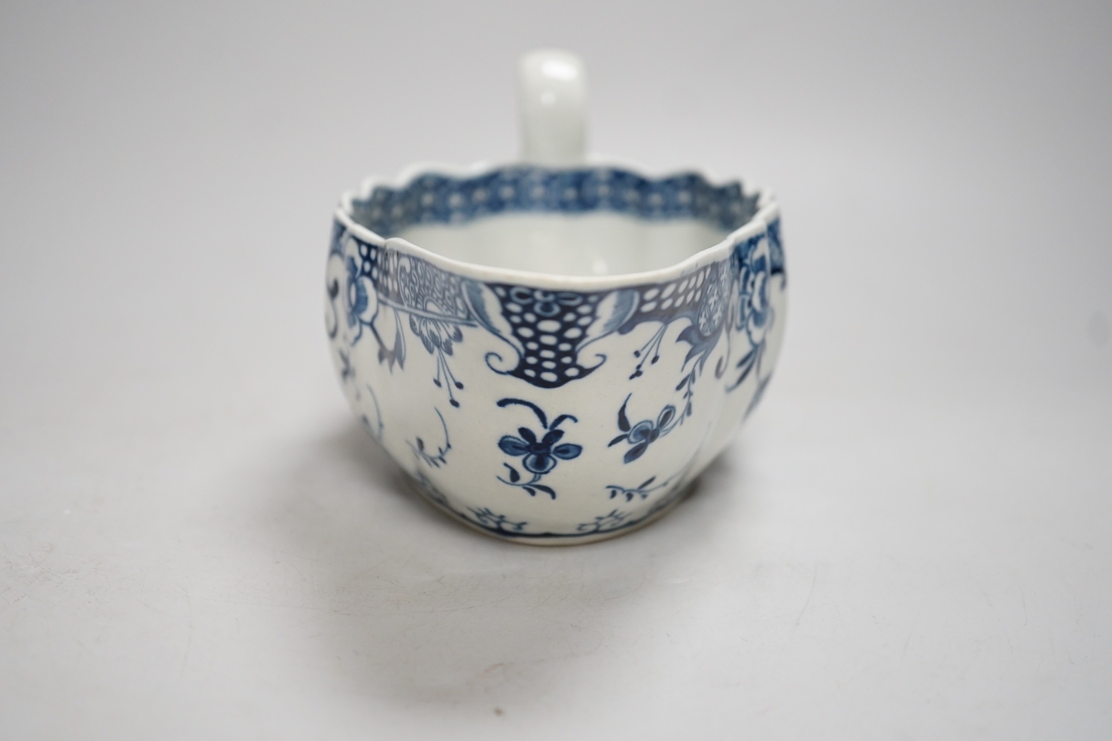 An 18th century Worcester sauceboat painted in underglaze blue in the full moon pattern. 23cm wide